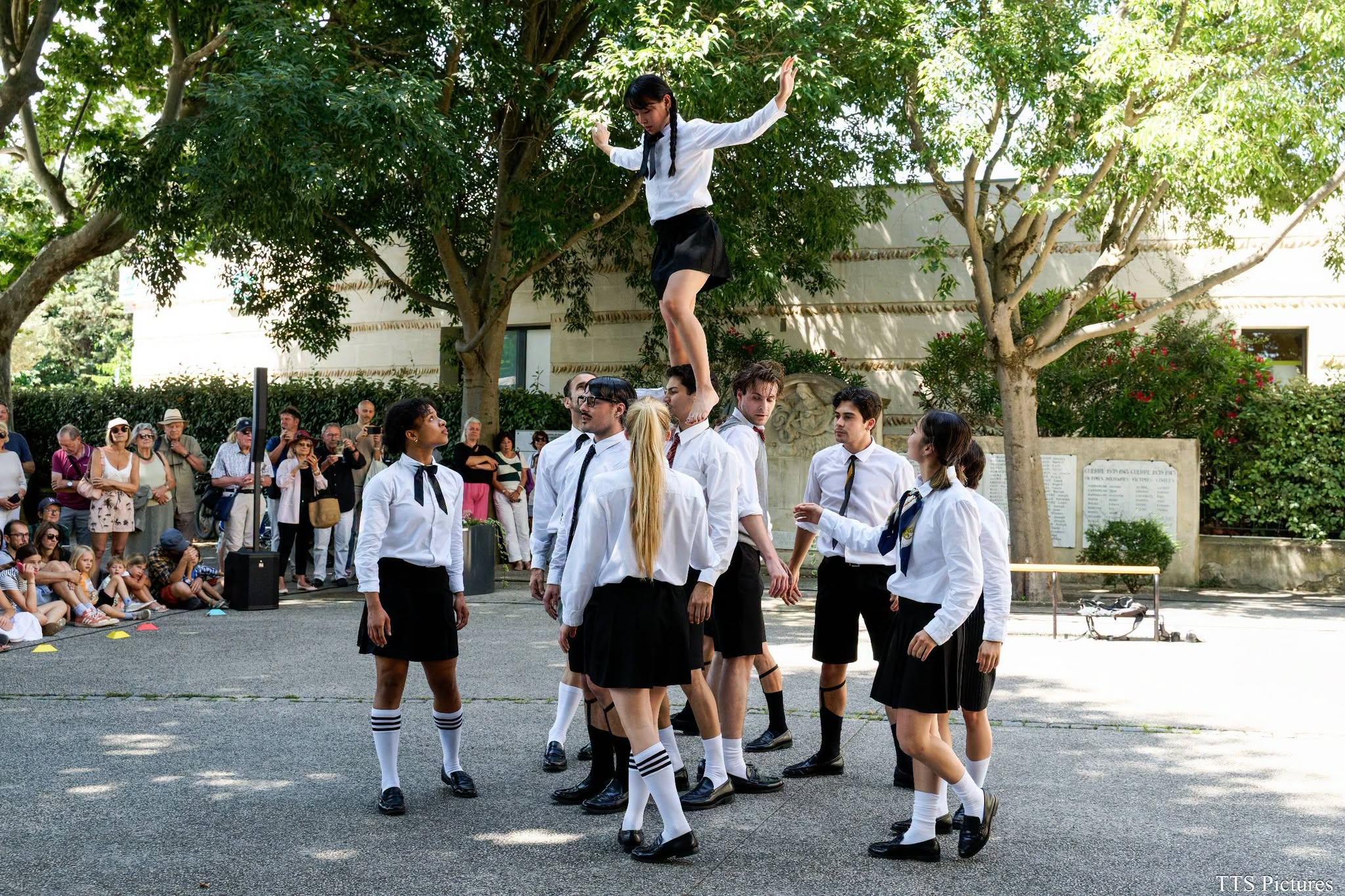 Kidsjoy – pyramide Kidsjoy, une danseuse debout sur les épaules d’un danseur (photo TTS Pictures)