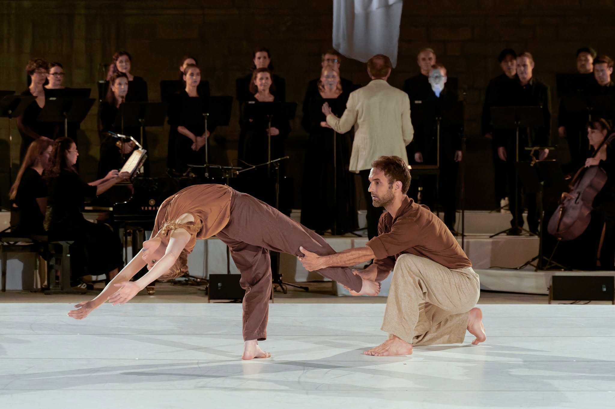 Awen – duo Julie et Tony Awen – The Sacred Veil, duo devant le chœur