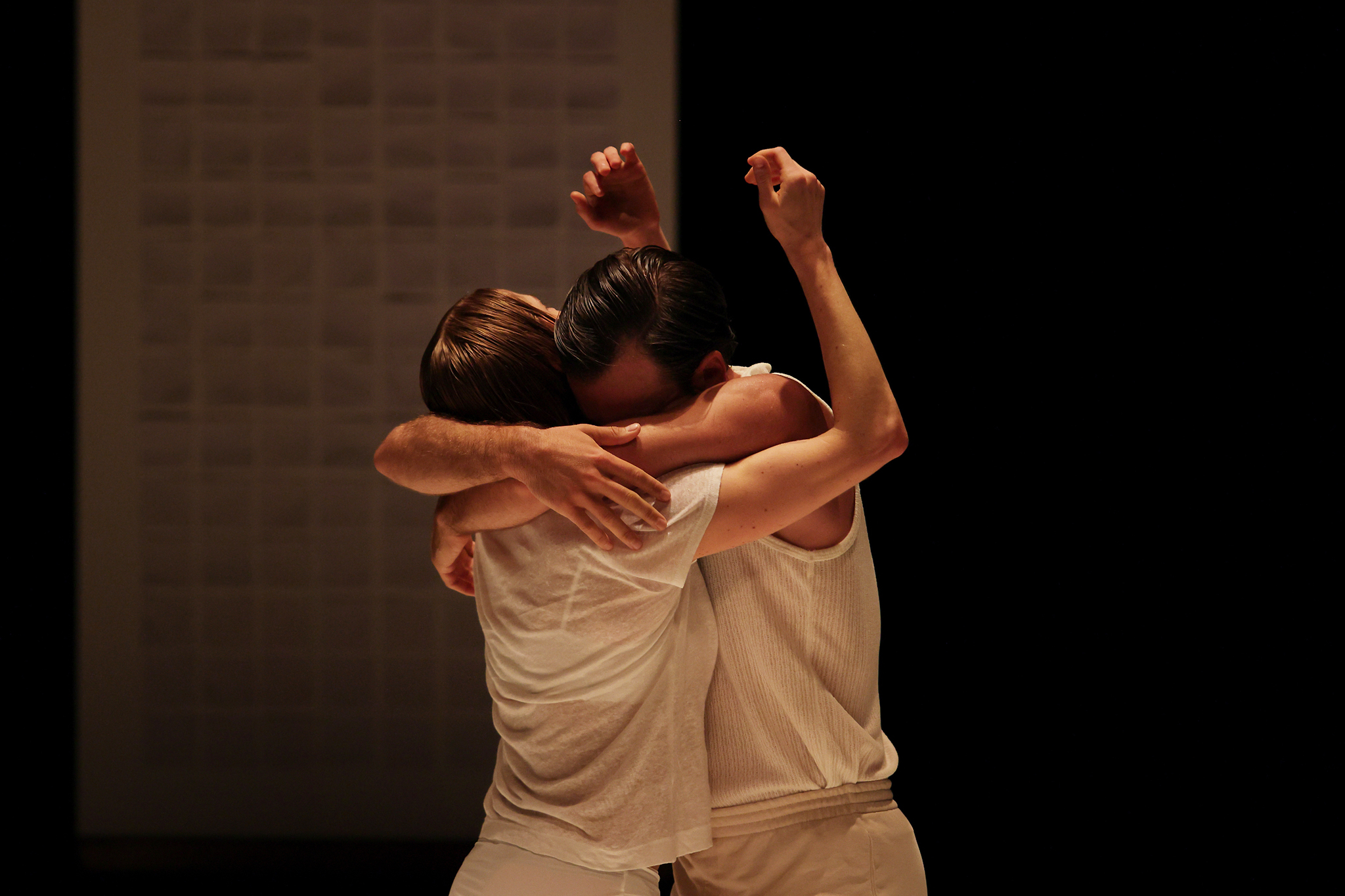Une scène de la pièce CROCODILE par MARTIN HARRIAGUE et EMILIE LERICHE avec l'ENSEMBLE 0, chorégraphie et dramaturgie Martin Harriague en collaboration avec Emilie Leriche, présentée à BAYONNE le 5 septembre 2024 dans le cadre du festival LE TEMPS D'AIMER LA DANSE. Danse contemporaine. Photographie de Stéphane Bellocq. A scene from the piece CROCODILE by MARTIN HARRIAGUE and EMILIE LERICHE with ENSEMBLE 0, choreographer Martin Harriague with Emilie Leriche, performed in BAYONNE on the 5th september 2024, during the festival LE TEMPS D'AIMER LA DANSE. Contemporary dance. Photography by Stephane Bellocq.